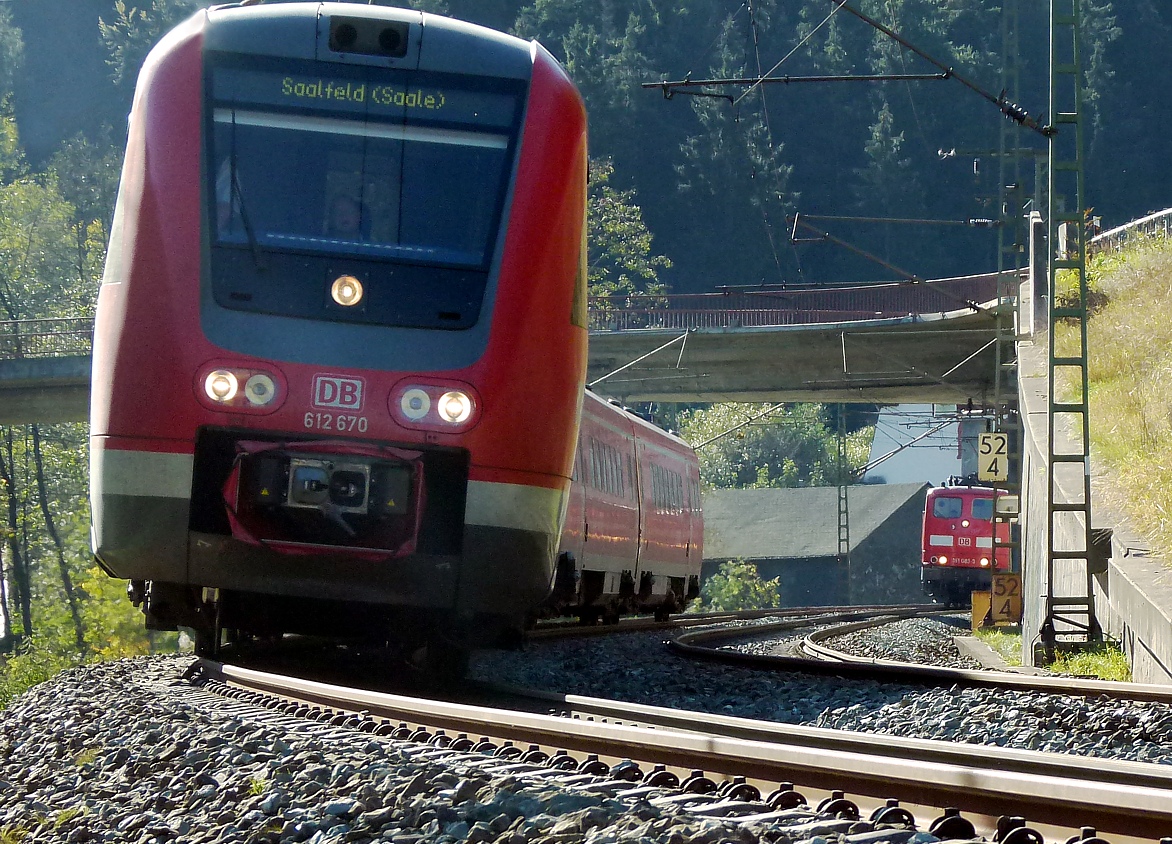 E-LOK 151 083-3 verfolgt auf dem zweiten Gleis einen Pendolino 612