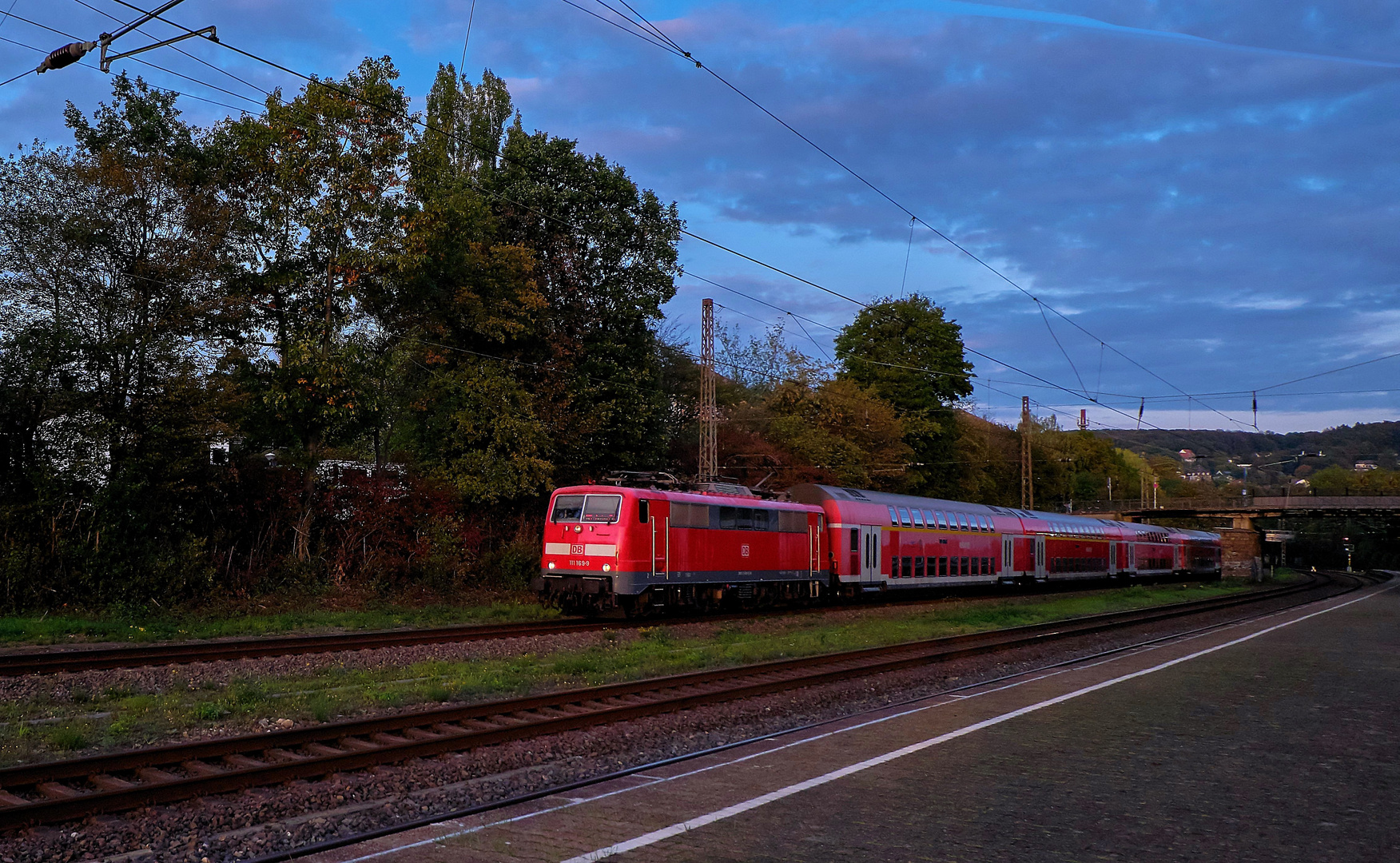 E-Lok BR 111 im letzten Sonnenlicht-Durchfahrt Bahnhof Wuppertal Sonnborn