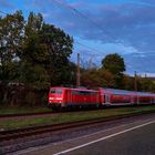 E-Lok BR 111 im letzten Sonnenlicht-Durchfahrt Bahnhof Wuppertal Sonnborn