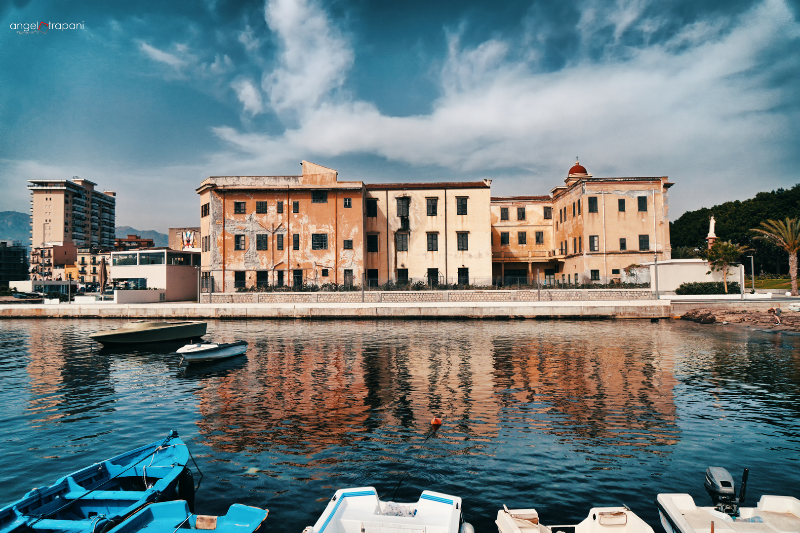 ... e mentre il vento soffiava leggero mille riflessi affioravano dal mare.