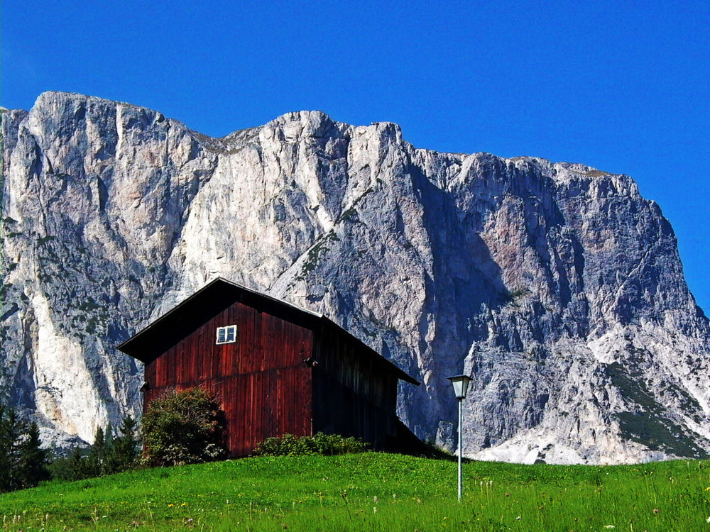 E - PER SFONDO- LA MONTAGNA