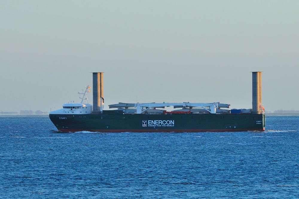 E-Ship 1 (Prototyp) mit vier Windrotoren auf der Westerems Richtung Eemshaven/Emden