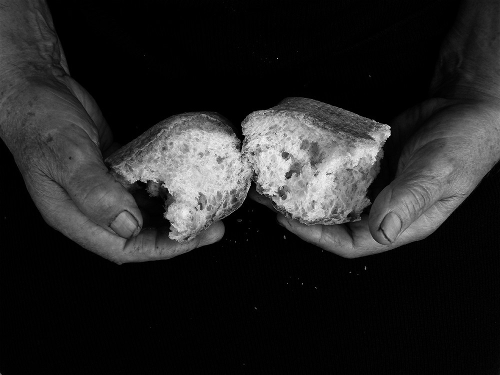 e spezzò il pane