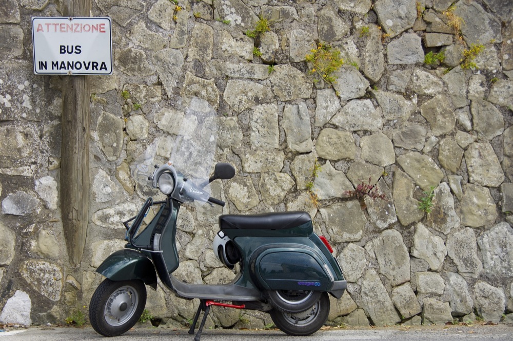 e Vespa in fermata