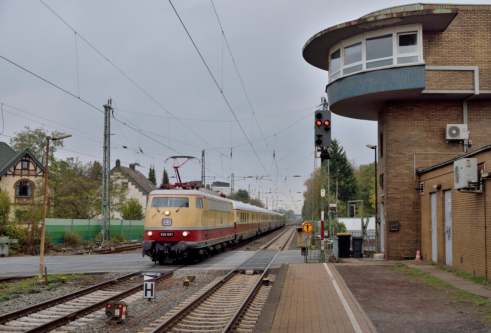 E03 001 am 26.10.18 in Bönen-103 113 am Zugende