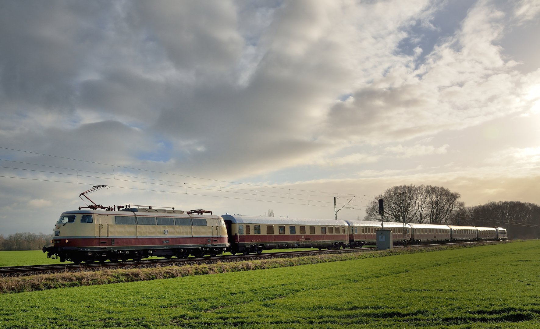 E03 001 mit TEE und am Zugende 103 113-7 am 11.12.18 in Kamen-Werver Heide