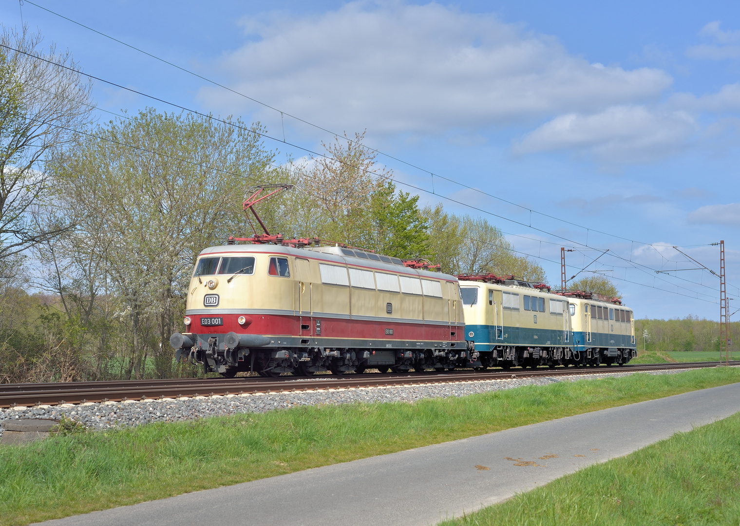 E03 001 zusammen mit 111 001 + 140 423-5 --DB Museum-- am 22.04.21 in Nordbögge