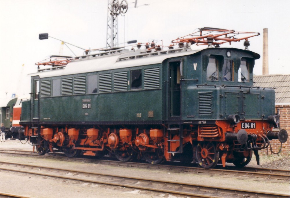 E04 01 der DR auf der Fahrzeugausstellung der DB im Mai 1998