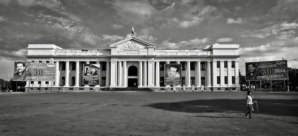 Palacio Nacional de la Cultura con niña von Joerg FX