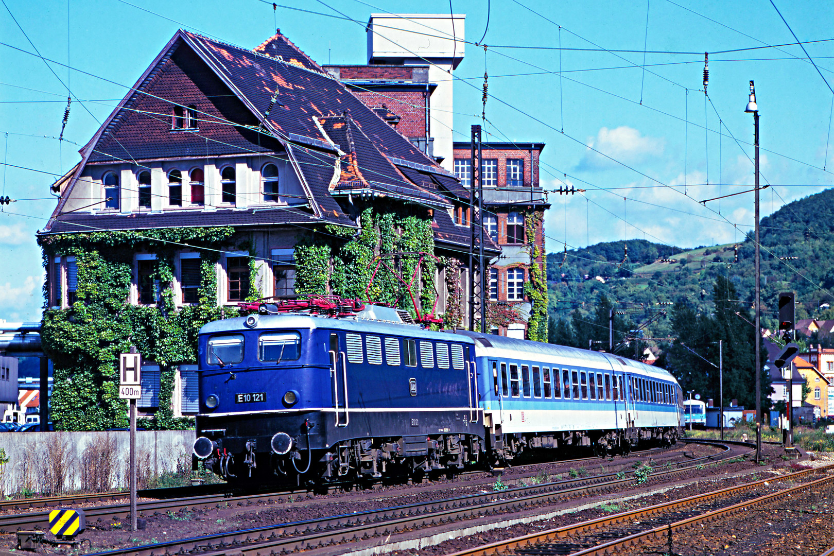 E10 121 am Interregio in Weinheim an der Bergstraße