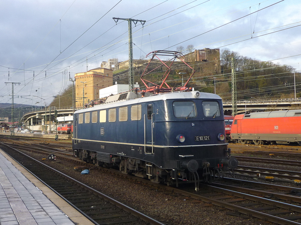 E10 121 im Bahnhof von Koblenz