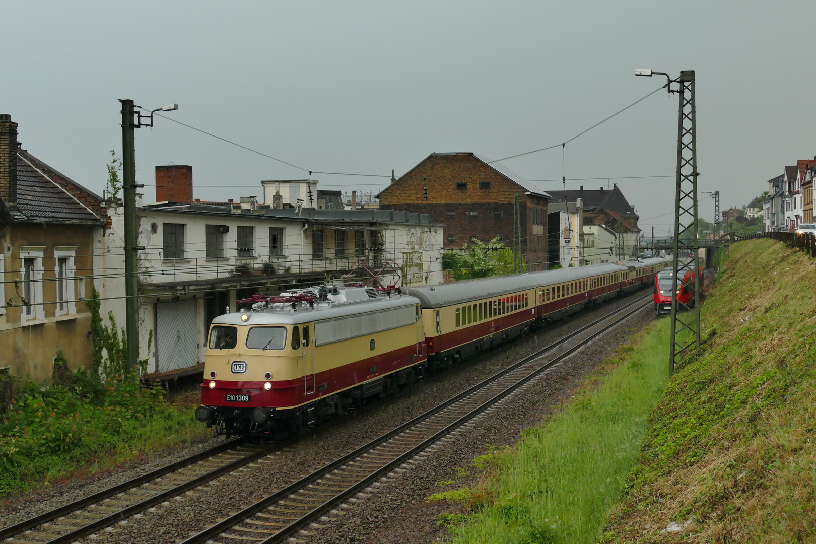 E10 1309 in Neustadt ausfahrend