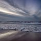 Dramatischer Himmel am Strand von Noord-Holland