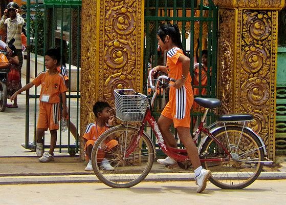 e18 Lunch break at Wat Bo Primary School, Siem Reap 2016.9.9