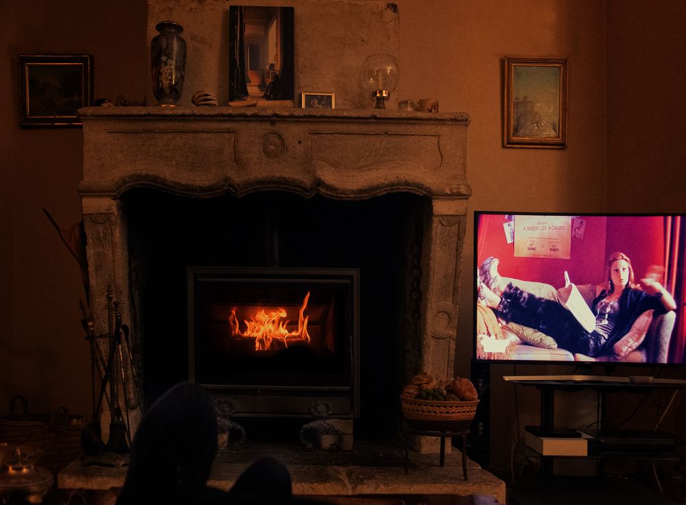 Devant  une télé et un bon feu de dominati simone