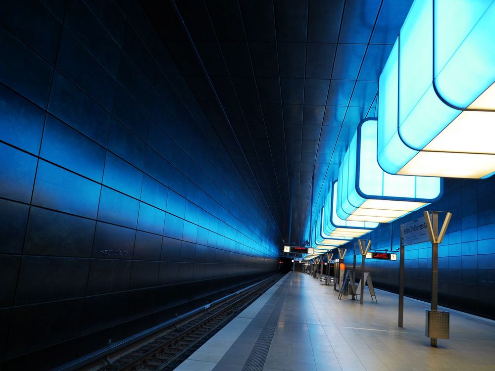 Lichtshow U-Bahn-Station HafenCity Universität de Instinktknipser