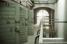 Zellen im geheimnisvollen Gefängins in Berlin von go2know Fototouren 
