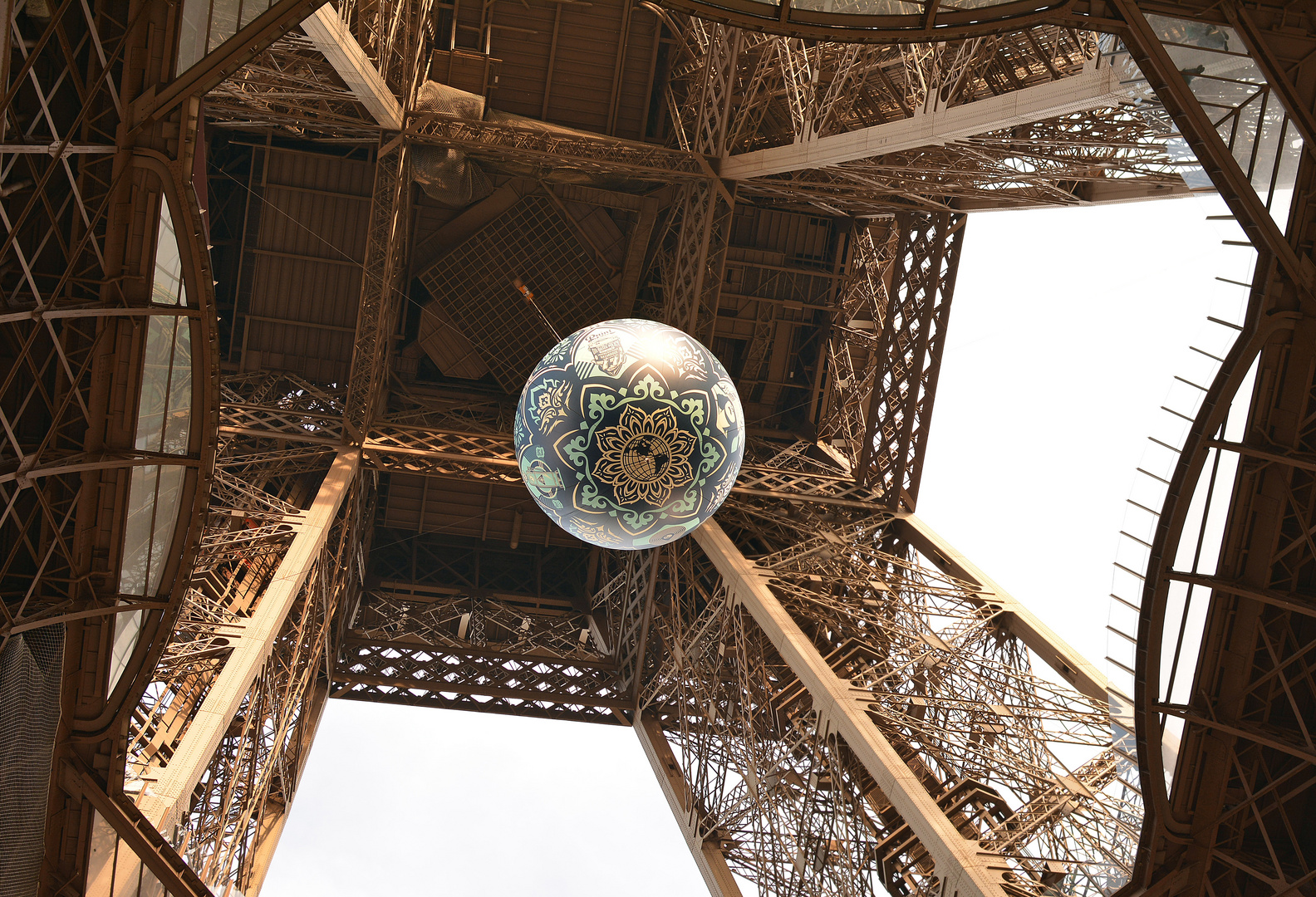 "Earth Crisis" Artiste Shepard Fairey Tour Eiffel