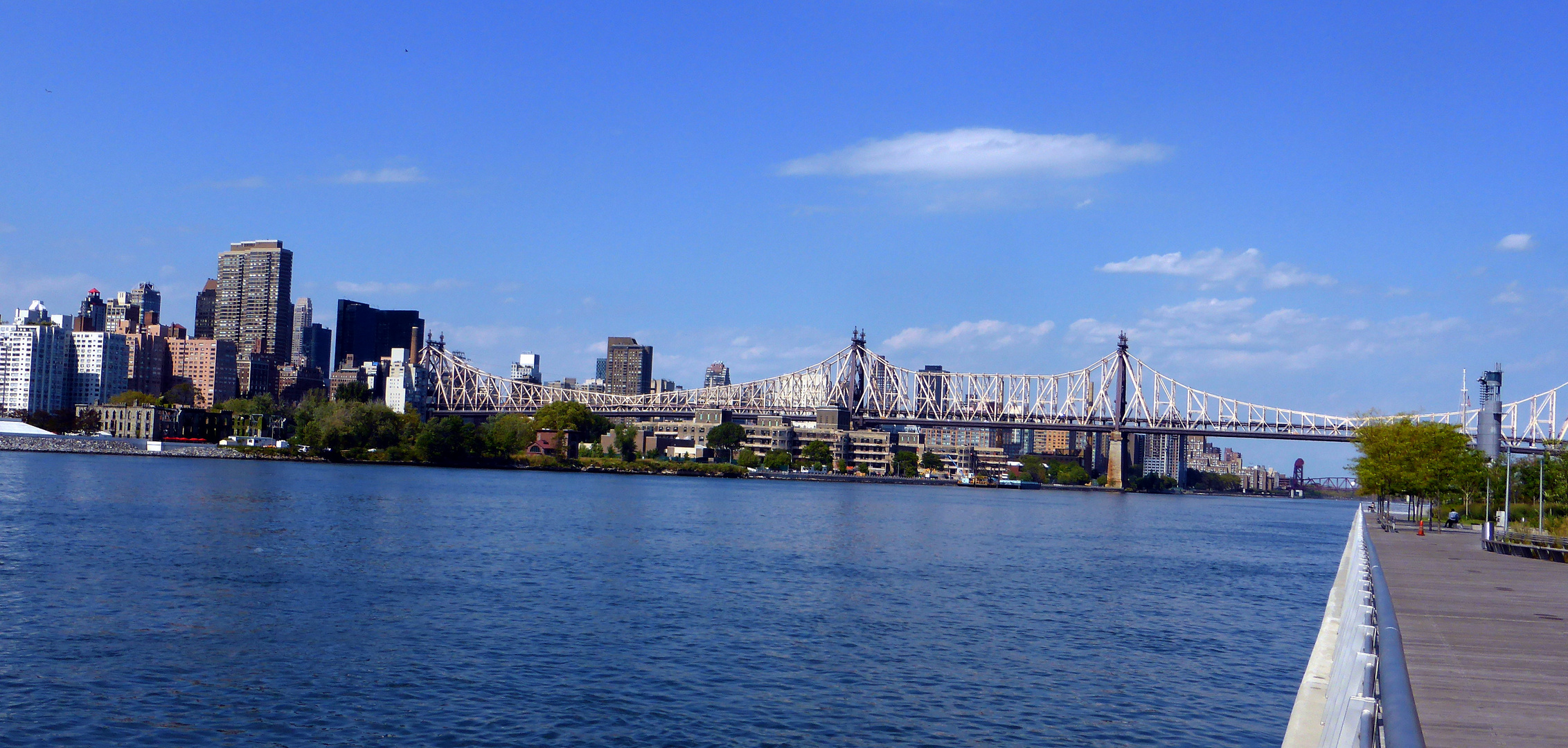 East River mit Blick auf die Queensboro Bridge und Roosevelt Island