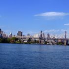 East River mit Blick auf die Queensboro Bridge und Roosevelt Island