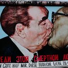 East Side Gallery Berlin, Sozialistischer Bruderkuss zwischen Breschnew und Honecker