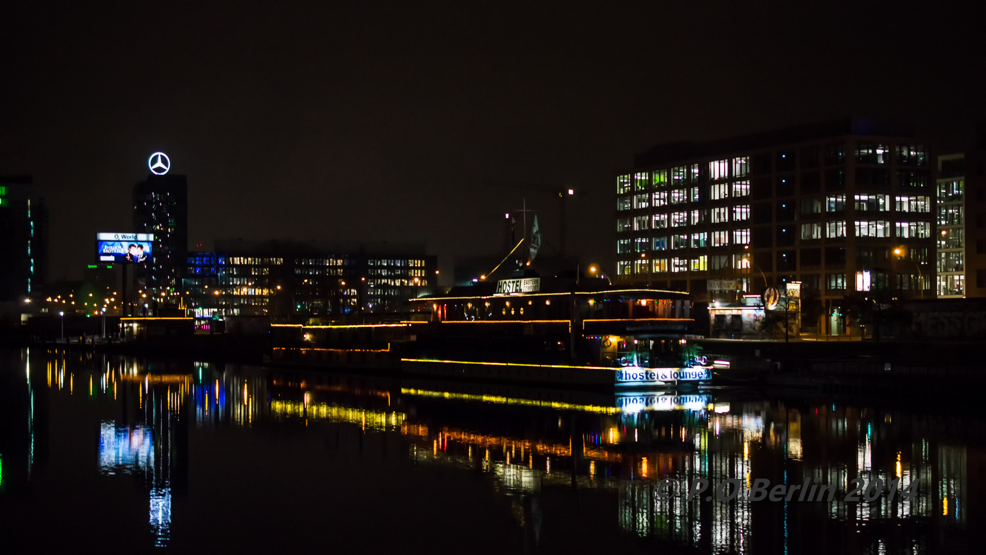 East Side Gallery Berlin von der Spree bei Nacht