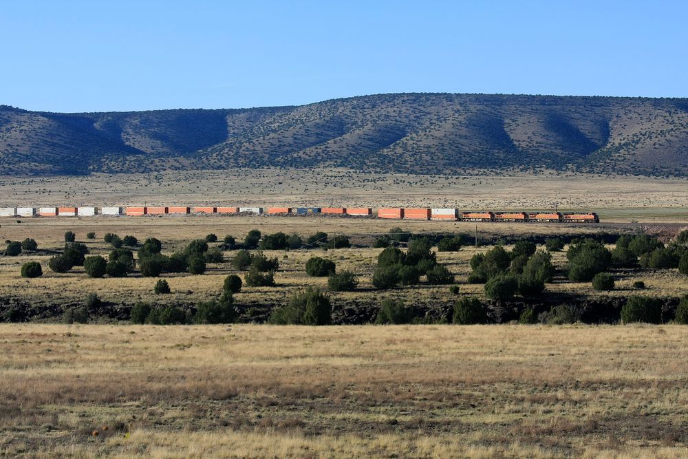 "Eastbound Containerzug der BNSF in der Wüste von Arizona..."