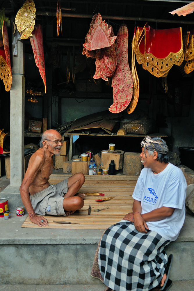 Easy chat between master and a Balinese neighbor