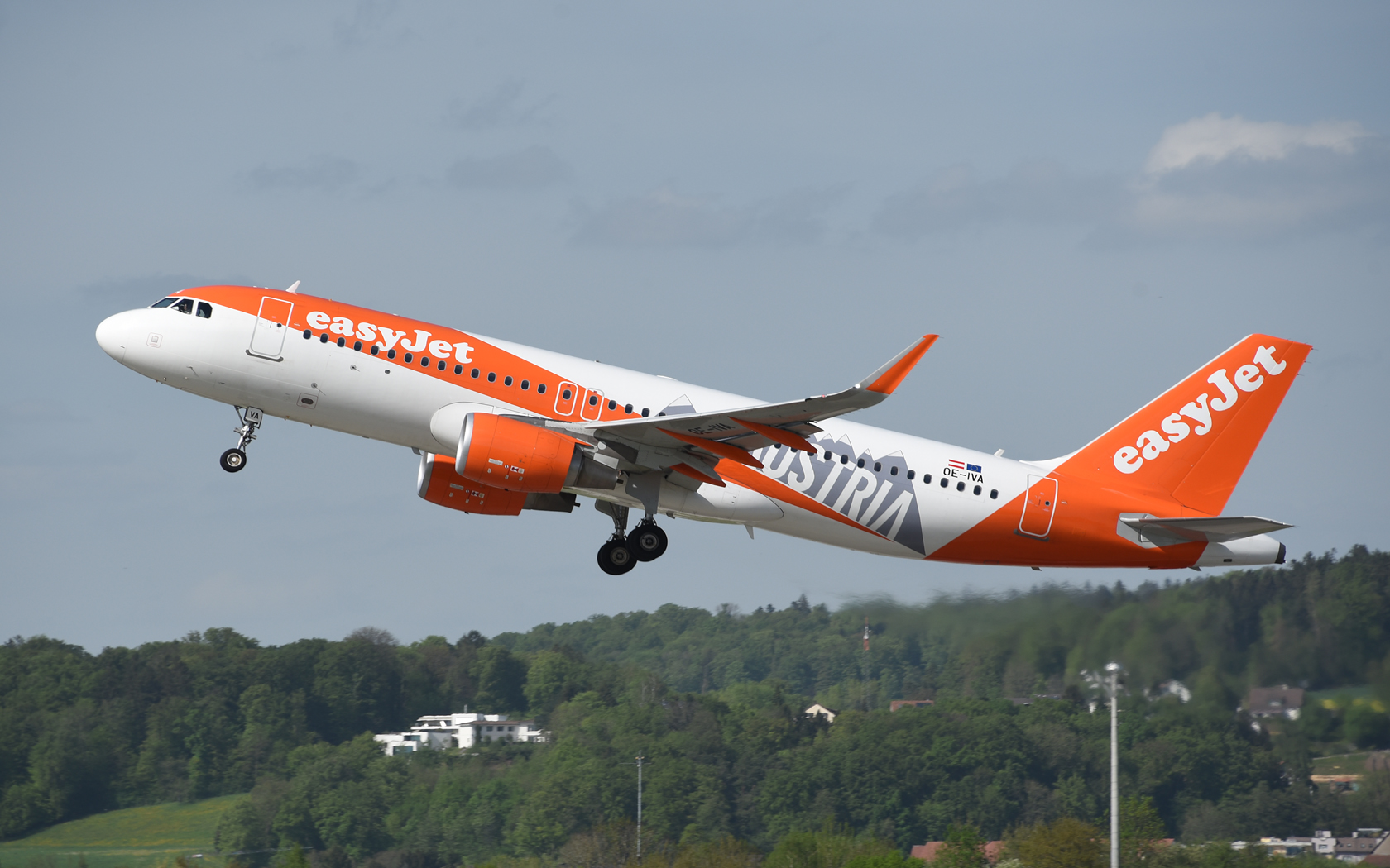 easyJet Europe Airbus A320 OE-IVA 