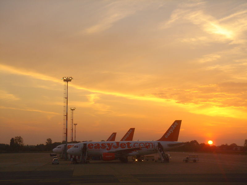 Easyjet im Sonnenaufgang,SXF´Okt.06