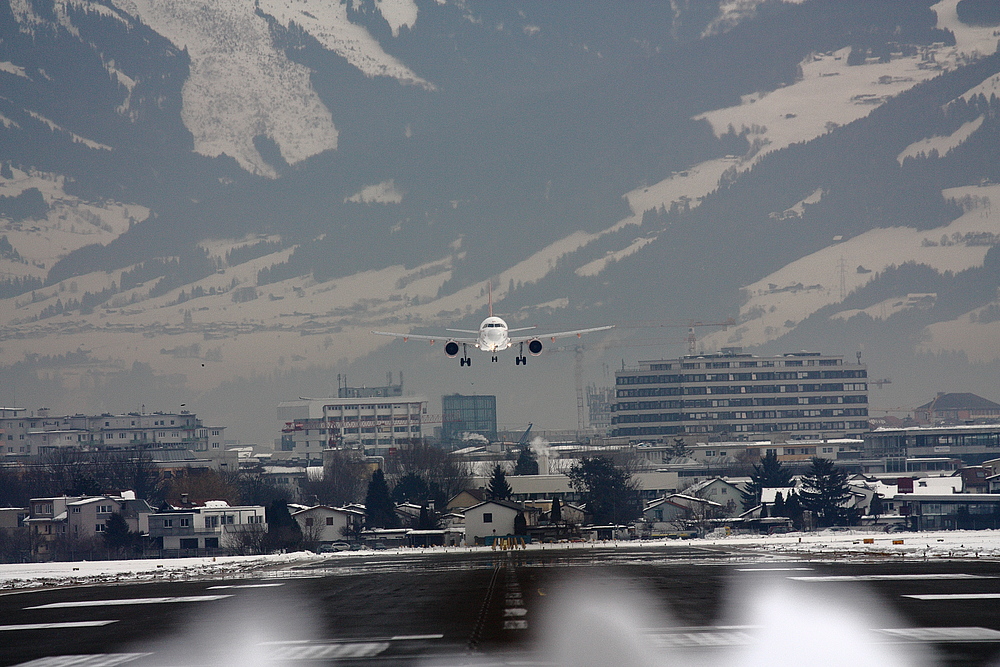 easyJet landet - Flughafen Innsbruck lowi - piste 26