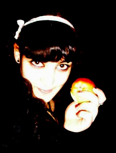 Eat me or the apple, devil!