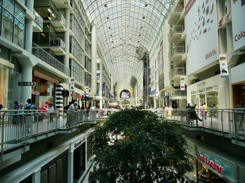 Eaton-Centre in Toronto, 500m lange mit einer Glaskuppel überdachte Einkaufszone