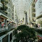Eaton-Centre in Toronto, 500m lange mit einer Glaskuppel überdachte Einkaufszone