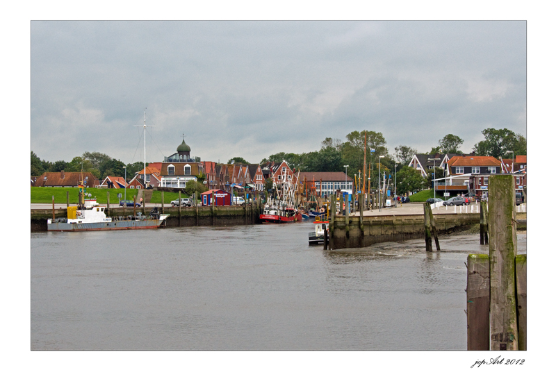 Ebbe im Hafen Neuharlingersiel...