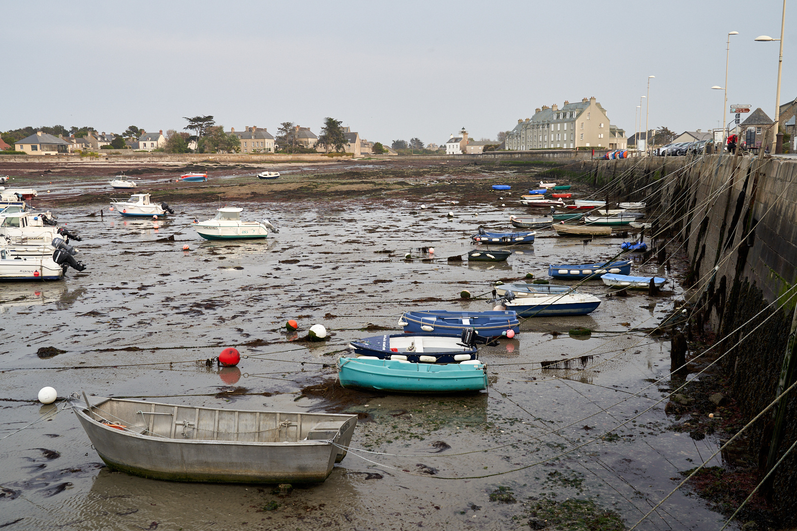 Ebbe im Hafen von Barfleur