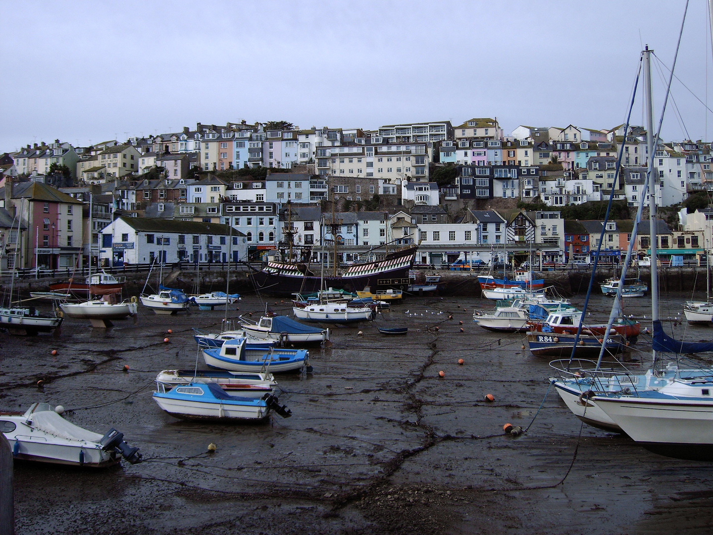 Ebbe im Hafen von Brixham