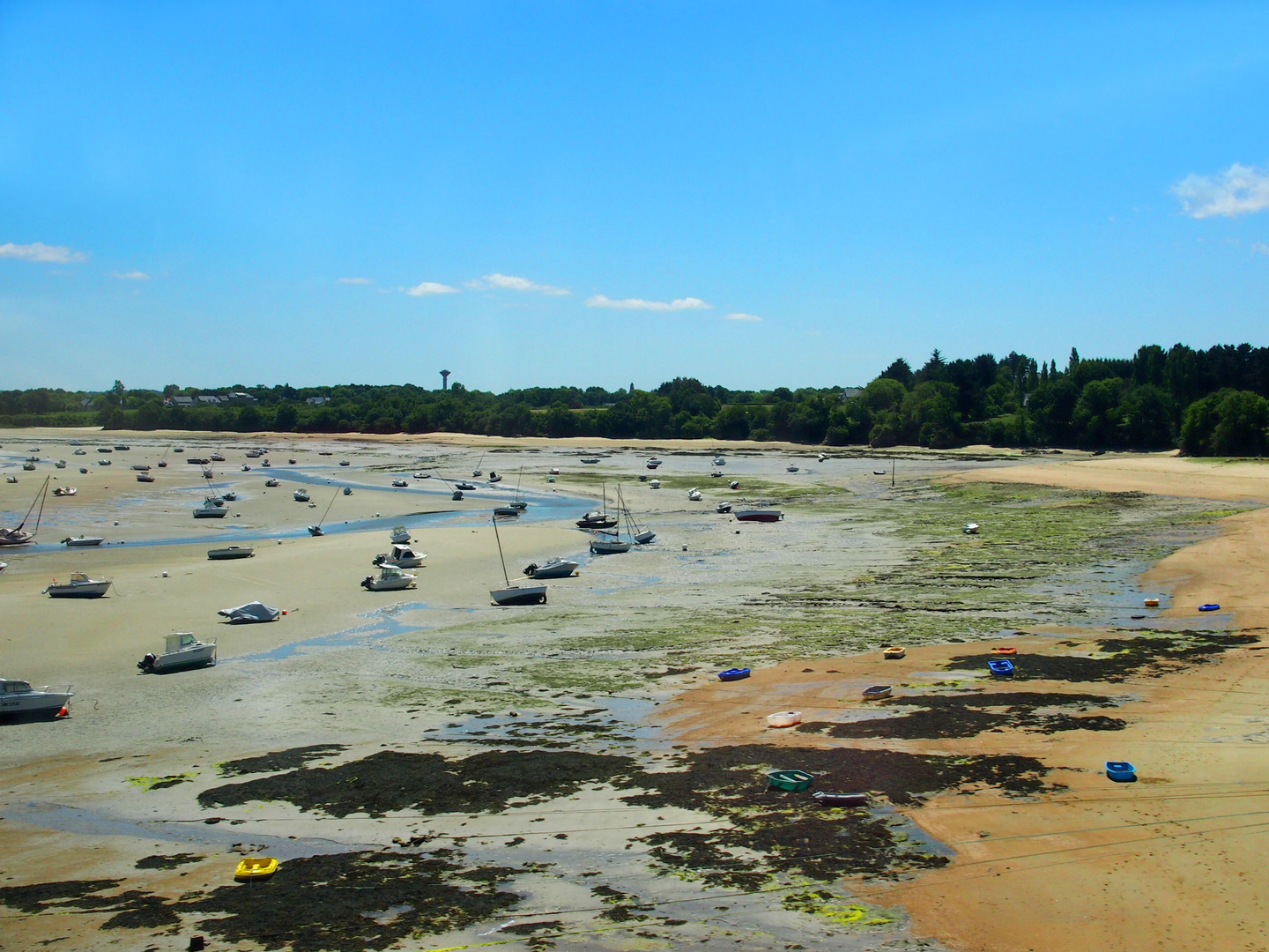 Ebbe im Hafen von Cancale