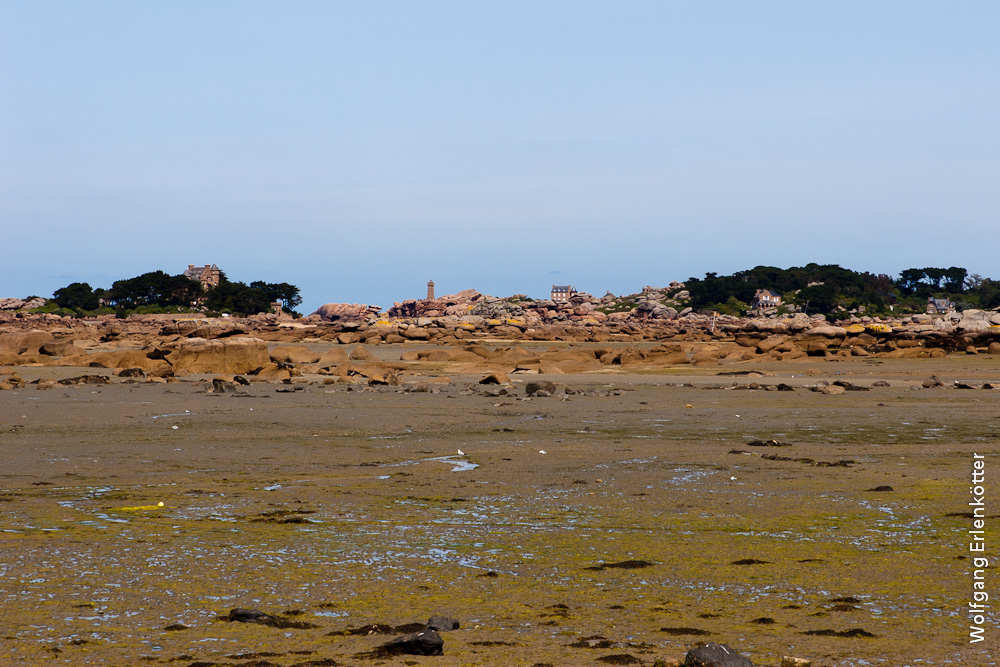 Ebbe mit Blick auf Tregastel