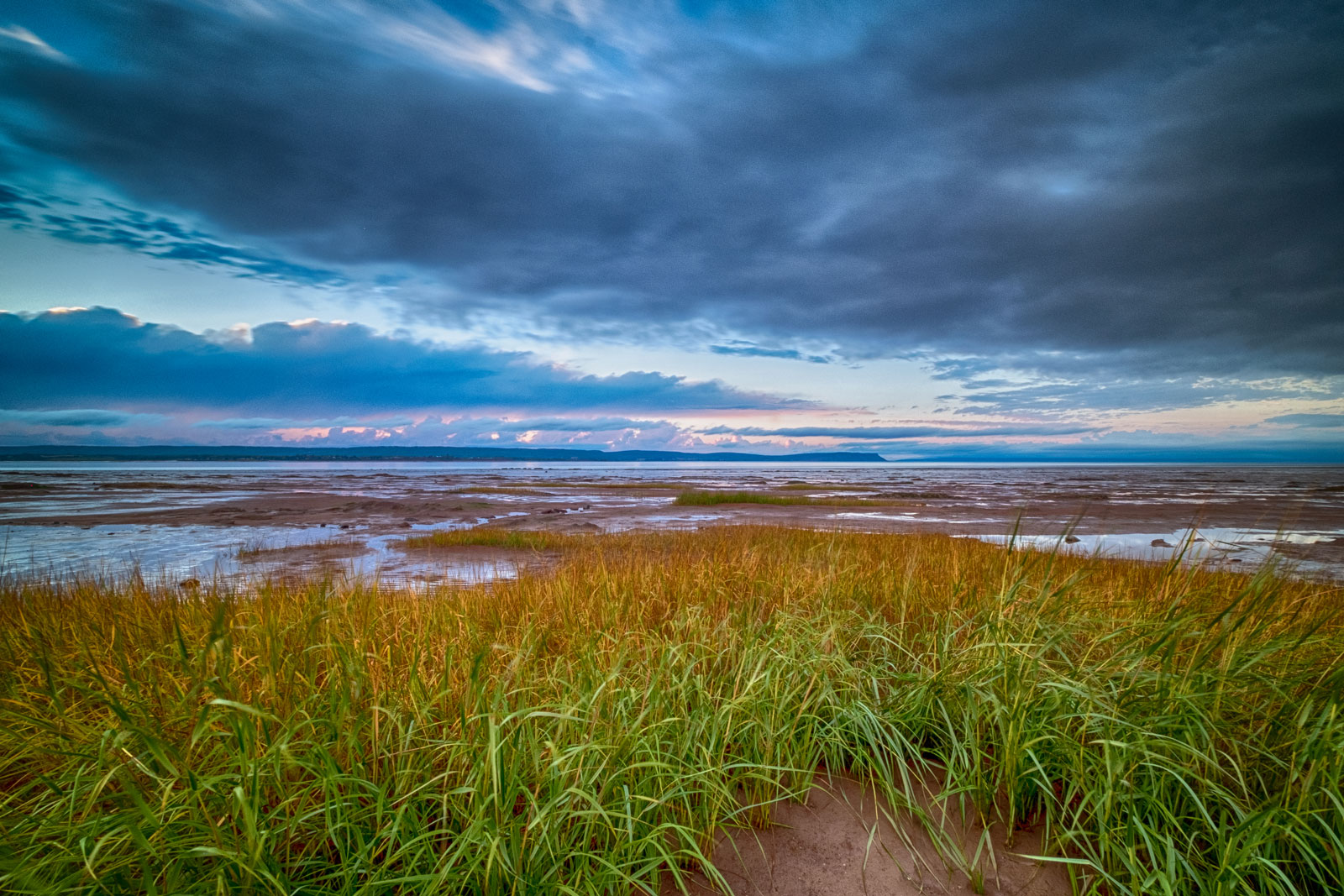 Ebbe und Sonnenuntergang am Evangeline Beach, Nova Scotia Kanada