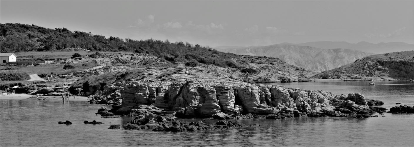 Ebenen - Insel Rab bei Lopar mit Kliffen, Bergen und Bergrücken