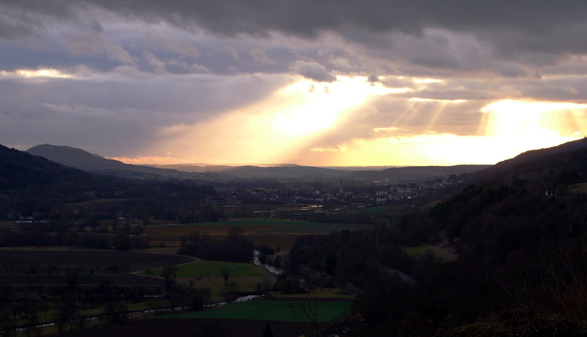 Ebermannstadt und das Walberla im Sonnenuntergang