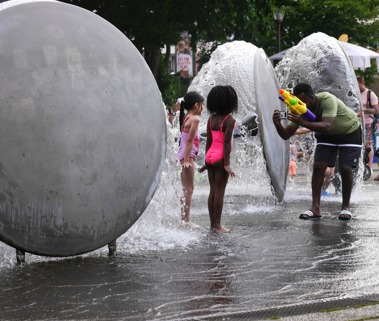 Ebertplatz Köln - Am Springbrunnen, schnell ein Foto !