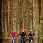 eBike con tres chicas: rubio, moreno, de pelo rojo