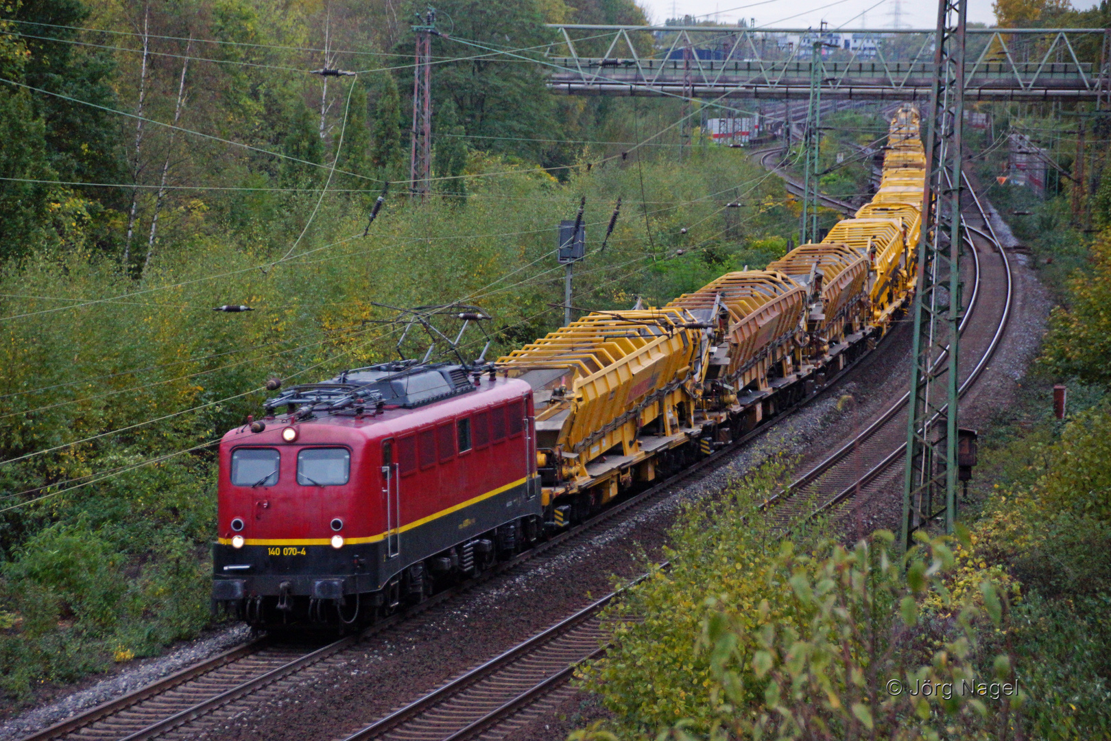 EBM 140 070-4 mit einem Bauzug der Firma Schweerbau