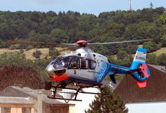 EC 135 bei einer Außenlandung auf einem frisch gemähten Acker