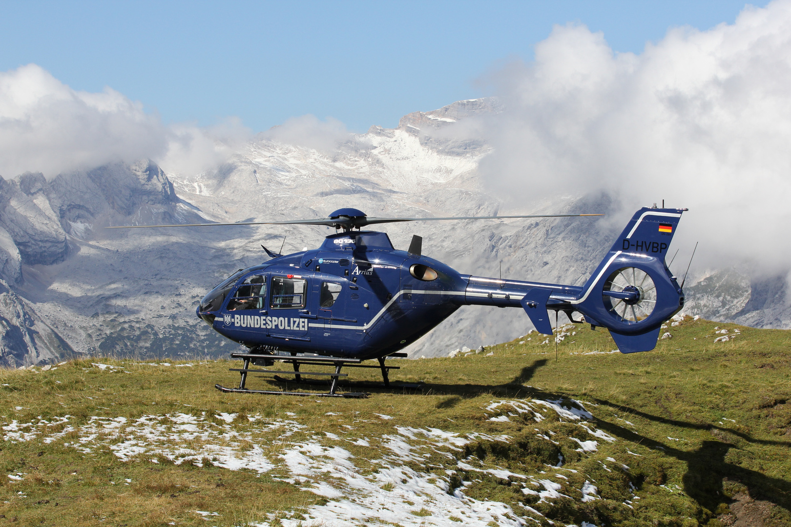 EC 135 T2i der BPOL in der Nähe der Zugspitze