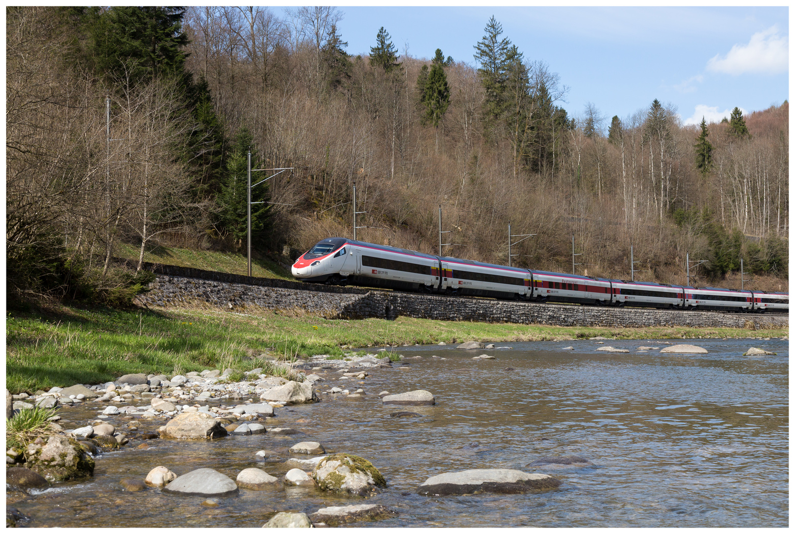 EC 17 (Zürich - Milano) über stillgelegte Strecke (Vergleichsbild)