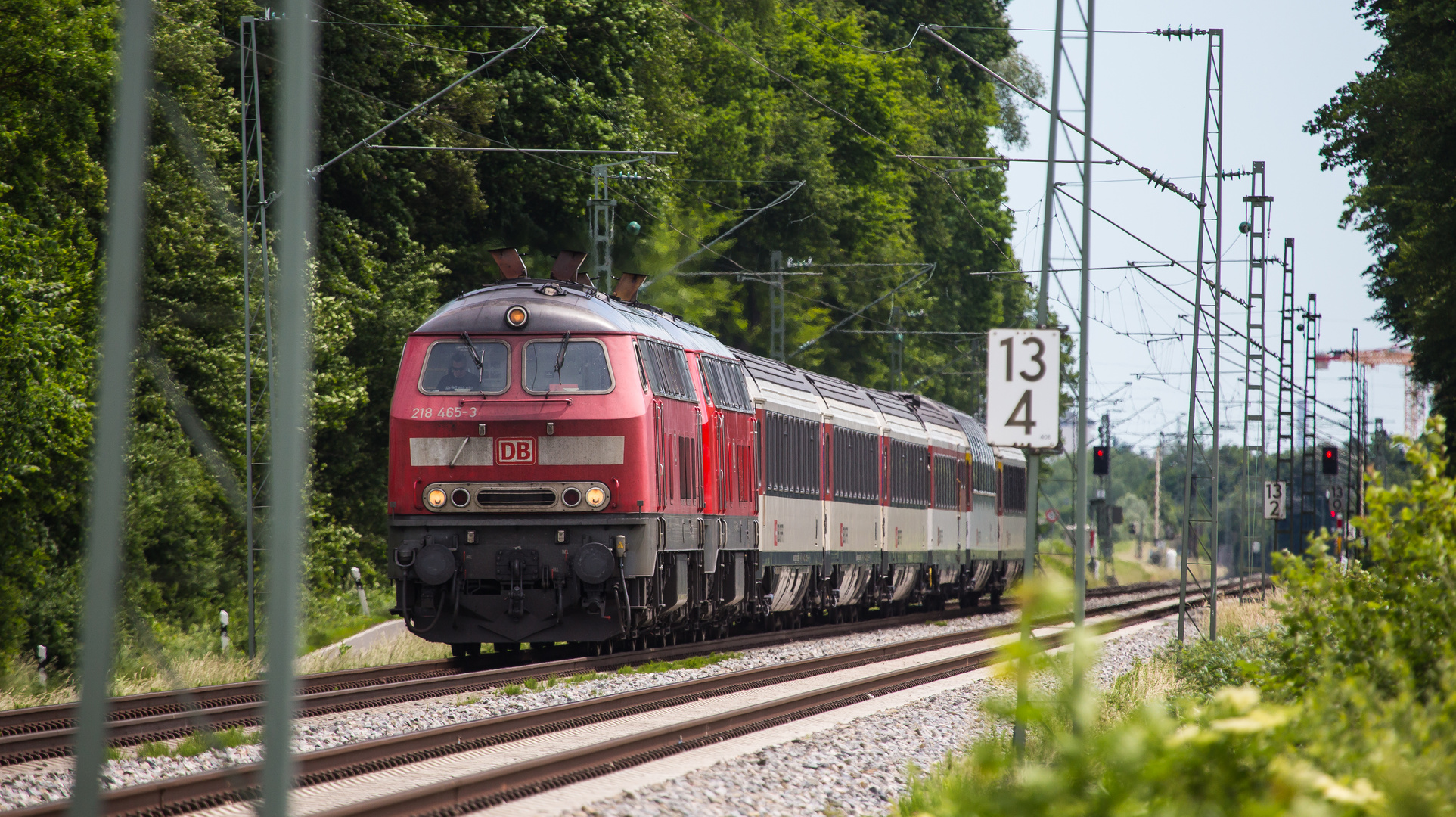 EC 194 passiert die Aubinger Lohe