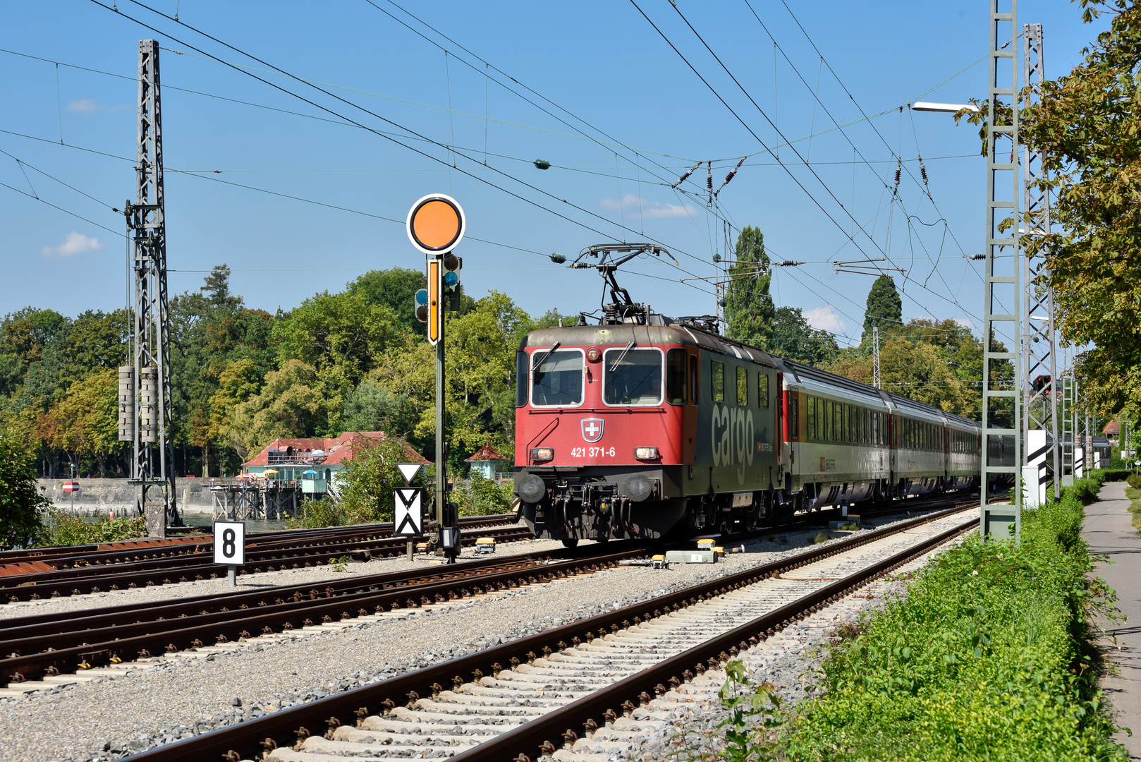 EC 195 bei der Einfahrt in den Inselbahnhof Lindau